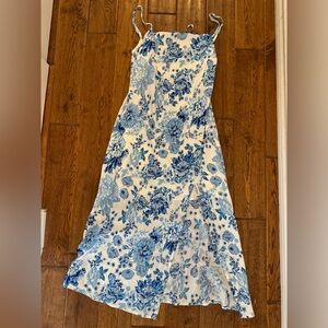 New with tags, blue floral lulus dress with a slit